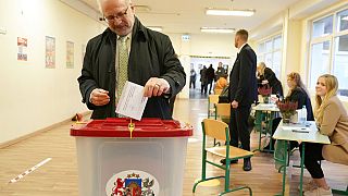 El presidente letón Egils Levits votando este sábado en Riga (Letonia).