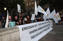 Ο Σύλλογος Αμμοχωστιανών Μεγάλης Βρετανίας διαδηλώνει έξω από την Ντάουνιγκ Στριτ στο Λονδίνο