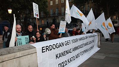 Ο Σύλλογος Αμμοχωστιανών Μεγάλης Βρετανίας διαδηλώνει έξω από την Ντάουνιγκ Στριτ στο Λονδίνο