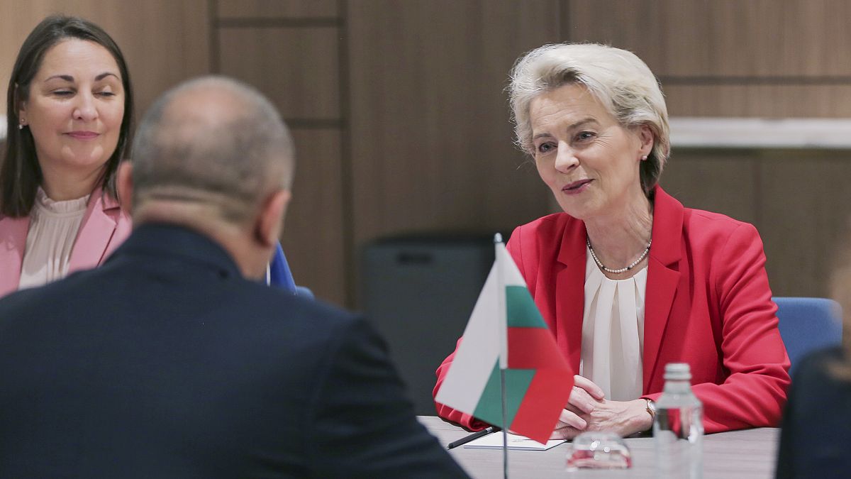 رئيسة المفوضية الأوروبية أورسولا فون دير لاين، تلتقي بالرئيس البلغاري رومين راديف، في صوفيا-بلغاريا