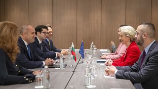 Ursula Von der Leyen com os líderes europeus presentes na inauguração do ramal Grécia-Bulgária do Gasoduto do Mar Cáspio