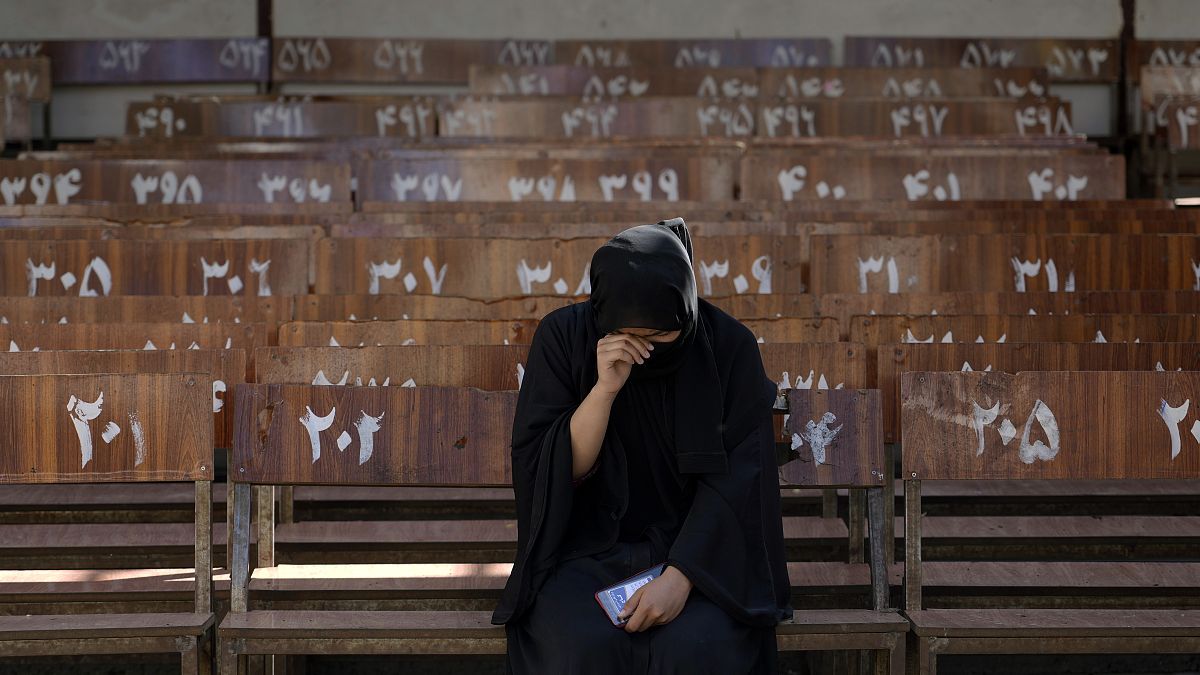 Una joven afgana hazara de 19 años se sienta y llora en el banco en el que estaba sentada, durante el atentado suicida del viernes en un centro educativo hazara, en Kabul