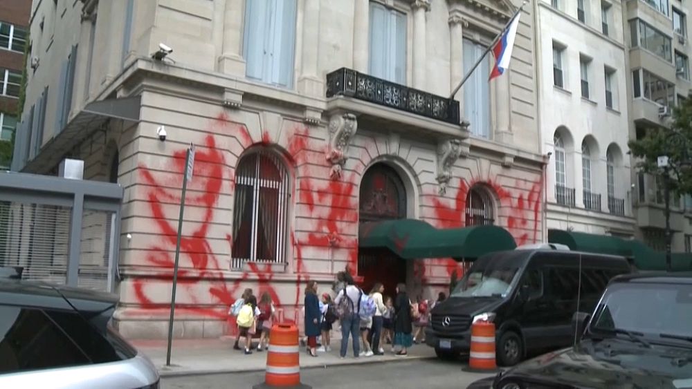 VIDEO : Russian consulate in New York vandalized with red paint