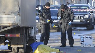 خبراء من الطب العدلي يعاينون جثة غطيت بالعلم الأوكراني بعد انفجار في خاركيف - أرشيف