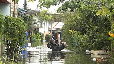 Un homme au milieu des inondations dans la province d'Ubon Ratchathani (1/10/22)