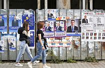 Des passantes devant des affiches de campagne électorale en Bulgarie, jeudi 29 septembre 2022.