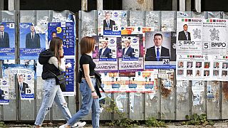 Des passantes devant des affiches de campagne électorale en Bulgarie, jeudi 29 septembre 2022.