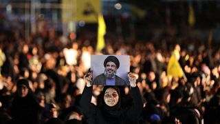 إحدى مناصرات حزب الله ترفع صورة أمينه العام حسن نصر الله - أرشيف