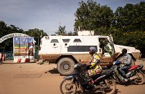عربة عسكرية أمام تلفزيون بوركينا فاسو الوطني في واغادوغو 01/10/2022