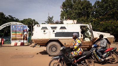 عربة عسكرية أمام تلفزيون بوركينا فاسو الوطني في واغادوغو 01/10/2022