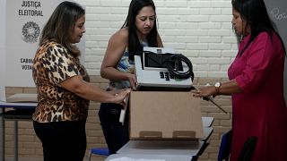 Des Brésiliens installent une machine de vote électronique dans la capitale Brasilia, le 1er octobre, un jour avant la tenue des élections.