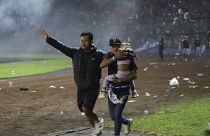 Endonezya'da stadyumda taraftarlar arası yaşanan arbede sonrası izdiham