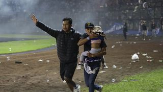 Endonezya'da stadyumda taraftarlar arası yaşanan arbede sonrası izdiham