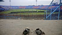 Im Kanjuruhan Stadium von Malang in Indonesien nach der Katastrophe