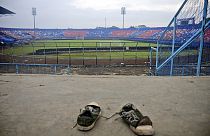 Im Kanjuruhan Stadium von Malang in Indonesien nach der Katastrophe