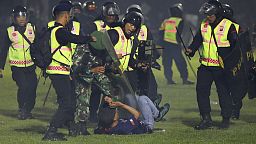 Zavargásba fulladt a futballmeccs, több mint 180-an megsérültek