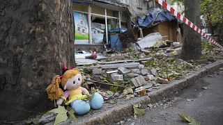 Eine Puppe in der Stadt Mykolajiw in der Nähe eines von einem Angriff beschädigten Gebäudes