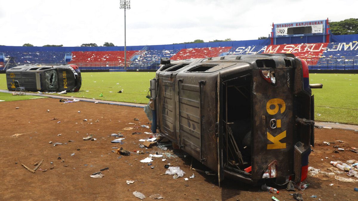 Der Tag nach dem Unglück: Spuren der Zerstörung im Stadionrund