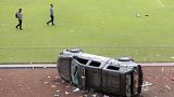 Coches de la policía destrozados en el estadio de Kanjuruhan