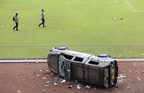 Coches de la policía destrozados en el estadio de Kanjuruhan