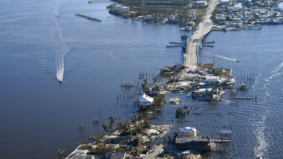 Un pont reliant Fort Myers à Pine Island sous les eaux après le passage de l'ouragan Ian, photo du 1er octobre 2022.