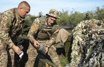 Ukrán katonák 155-ös lőszerrel