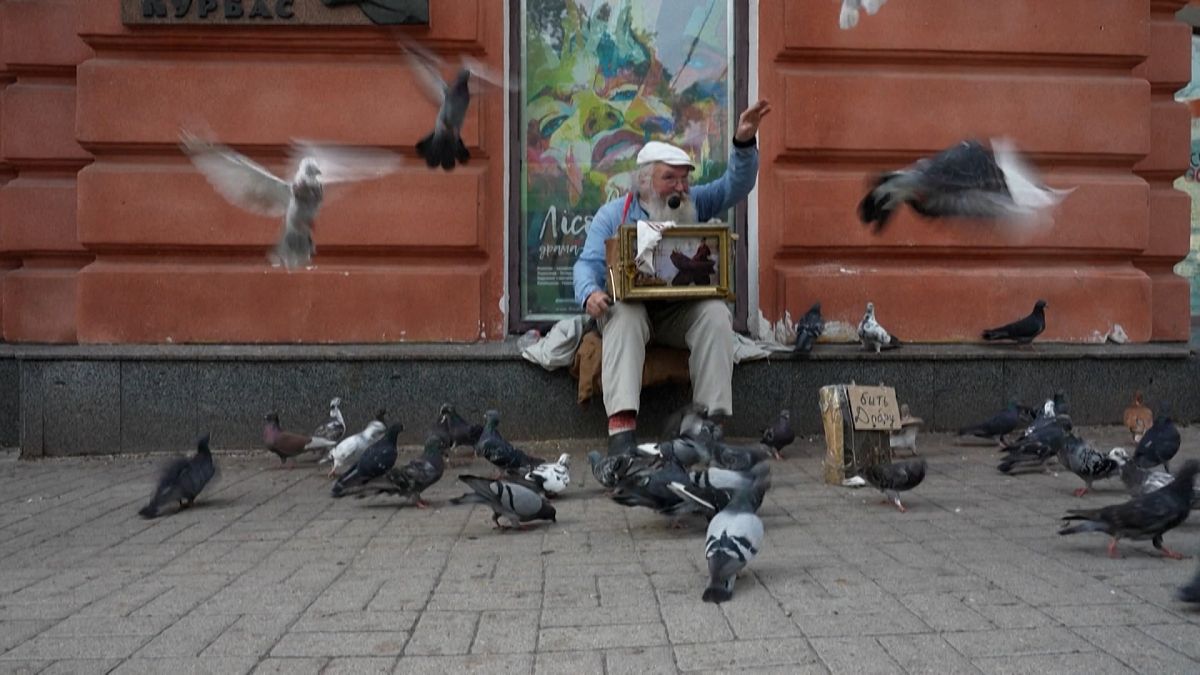 فيكتور صاحب صندوق الموسيقى القديم وهو يعزف على قارعة الطريق في خاركيف الأوكرانية