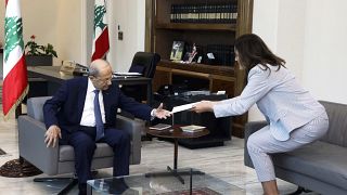 سفیر ایالات متحده در بیروت طرح پیشنهادی واشنگتن را به میشل عون، رئیس جمهوری لبنان می‌دهد