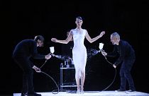 Bella Hadid lässt sich ein Kleid aufsprühen.