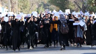 طالبات من أقلية الهزارة الشيعية يتظاهرن في أفغانستان 02/10/2022