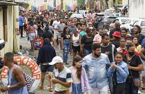 Brasileños esperan para votar este domingo en la favela Maré en Río de Janeiro (Brasil).