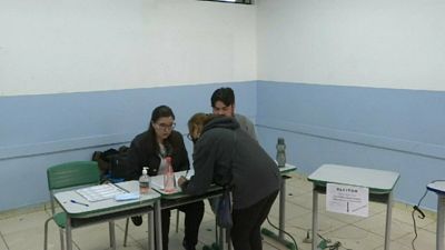 На избирательном участке в Сан-Паулу  - бразильцы выбирают президента 02/01/2022