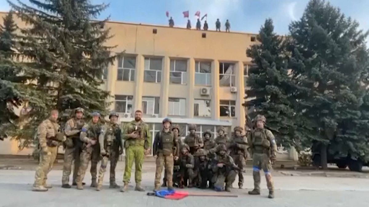 Soldados ucranianos colocan su bandera de nuevo en la ciudad de Limán, en Donetsk, Ucrania