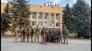 Ουκρανοί στρατιώτες κατεβάζουν την ρωσική σημαία από κυβερνητικό κτίριο στην πόλη Λιμάν