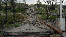 Zerstörte Brücke über den Fluss Siwerskyj Donez ist in der kürzlich befreiten Stadt Swjatohirsk