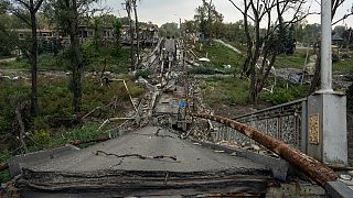 Zerstörte Brücke über den Fluss Siwerskyj Donez ist in der kürzlich befreiten Stadt Swjatohirsk