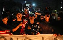 Des supporters de football à Jakarta dimanche 2 octobre 2022 lors d'une veillée d'hommage aux victimes du mouvement de foule survenu la veille à Malang. 