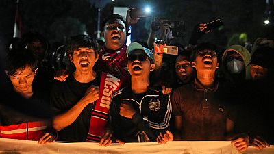 Des supporters de football à Jakarta dimanche 2 octobre 2022 lors d'une veillée d'hommage aux victimes du mouvement de foule survenu la veille à Malang. 
