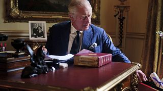 ملك بريطانيا تشارلز الثالث في مكتبه بقصر باكنغهام في لندن 11/09/2022