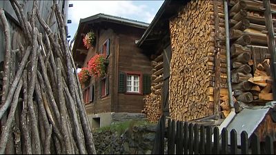 Австрийцы запасаются дровами на зиму: поленницы у домов на юге Австрии