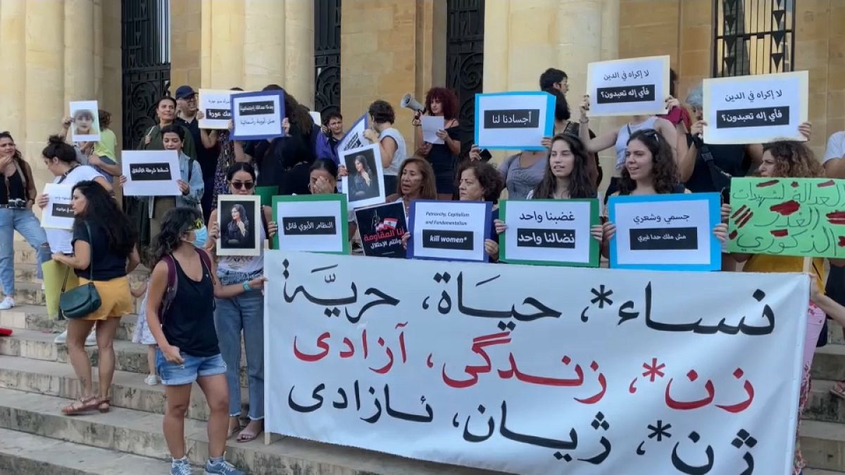Mit Slogans in drei Sprachen postierten sich Demonstrierende vor dem Nationalmuseum in Beirut