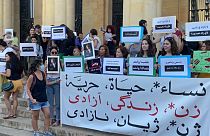 Mit Slogans in drei Sprachen postierten sich Demonstrierende vor dem Nationalmuseum in Beirut