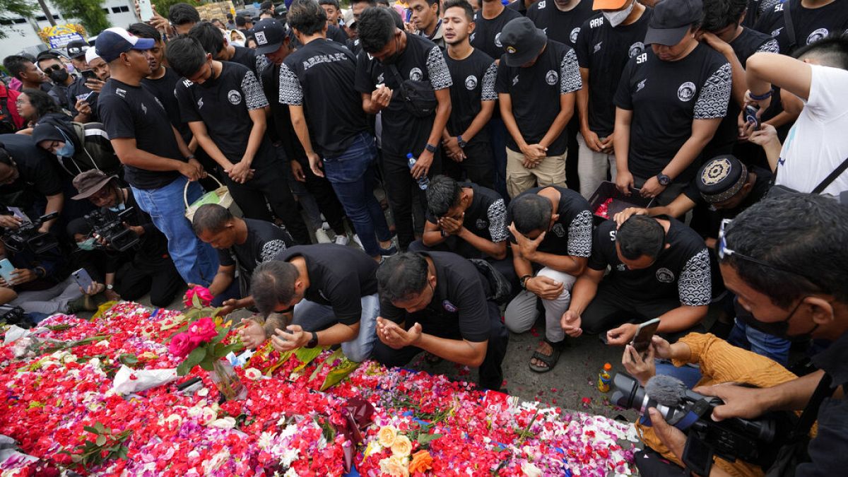 Játékosok és politikusok emlékeznek a szombaton elhunyt szurkolókra az indonéziai Kanjuruhan stadion előtt