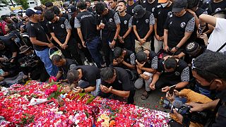 Les joueurs du FC Arema rendent hommage aux victimes du mouvement de foule, le 3 octobre 2022, Malang, Indonésie