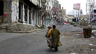 Szétlőtt utca a jemeni Taiz városában.