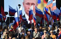 Des personnes se rassemblent devant un grand écran pour célébrer l'incorporation de régions de l'Ukraine à la Russie à Sébastopol, en Crimée, vendredi 30 septembre 2022.