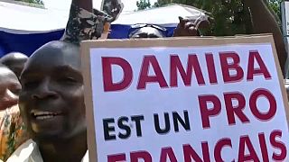 Des manifestants devant l'ambassade de France