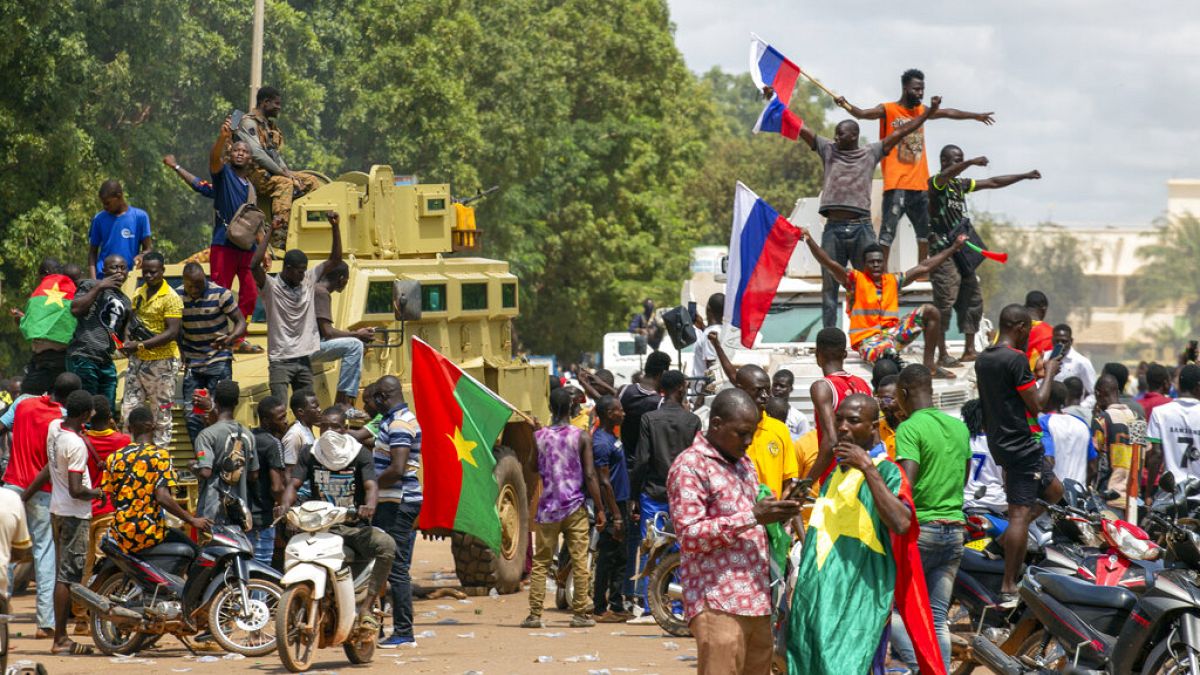 Apoiantes do Capitão Traore agitam bandeiras russas em Ouagadougougou