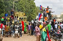 Apoiantes do Capitão Traore agitam bandeiras russas em Ouagadougougou