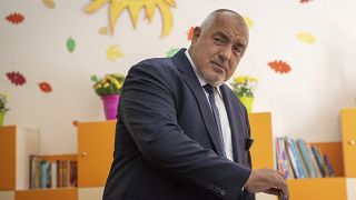 El ex primer ministro búlgaro Boyko Borisov deposita su voto en la ciudad de Bankya, Bulgaria, el domingo 2 de octubre de 2022. 